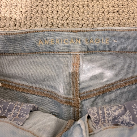size 4 light wash ripped american eagle jeans - Picture 5 of 5